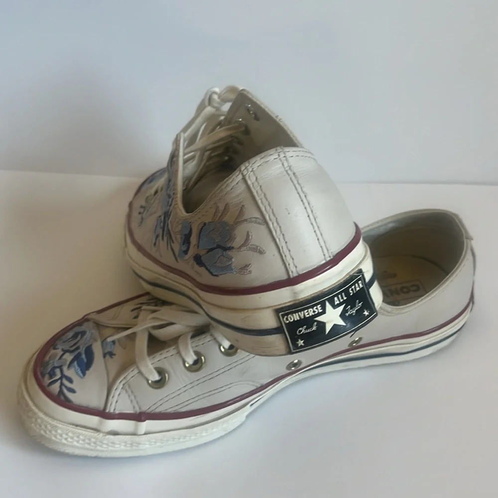 Embroidered Converse sneakers - Picture 2 of 4